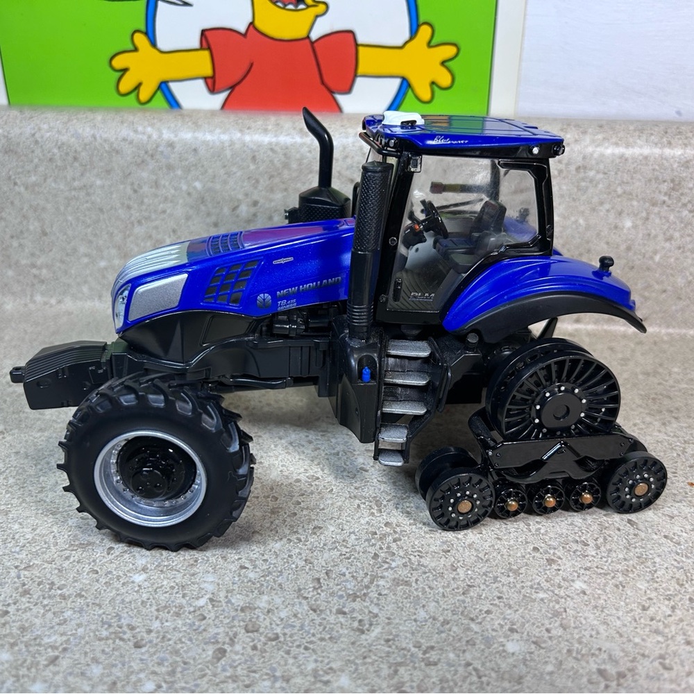 ERTL Tomy Models 1/32 Scale New Holland T8.435 SmartTrax Genesis Die-Cast